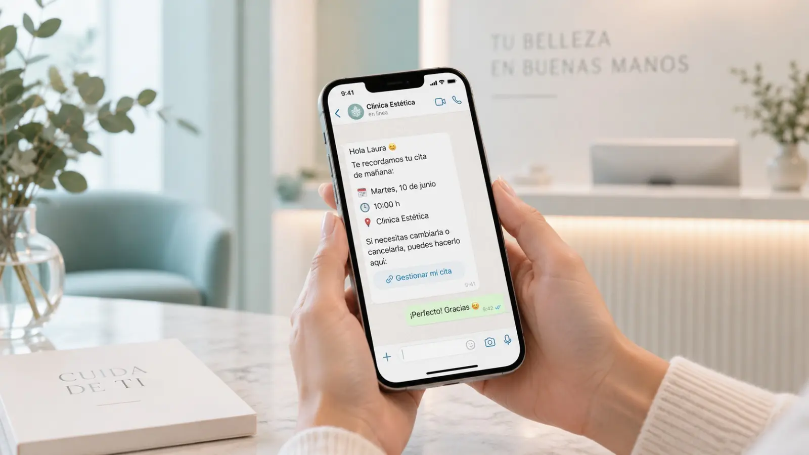Smartphone mostrando confirmación de cita por WhatsApp en clínica estética